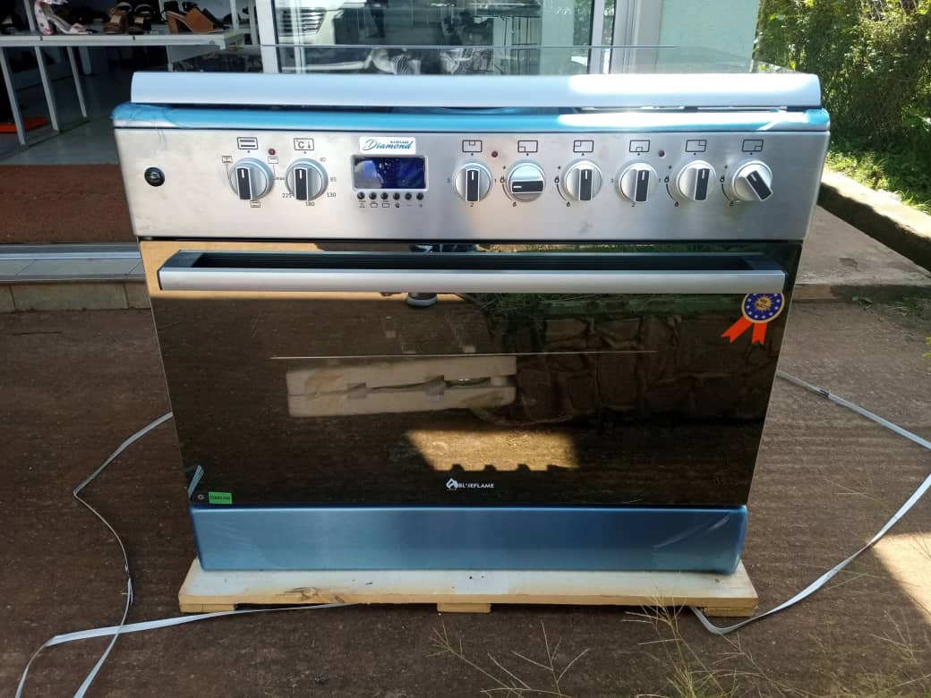 Blueflame 2 electric plates, 4 gas burners and electric overn