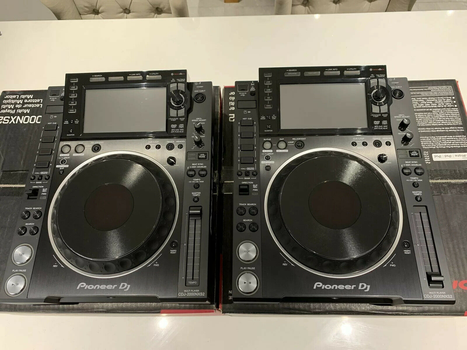 For sale 2x Pioneer CDJ-2000nxs plus 1 DJM-900nxs