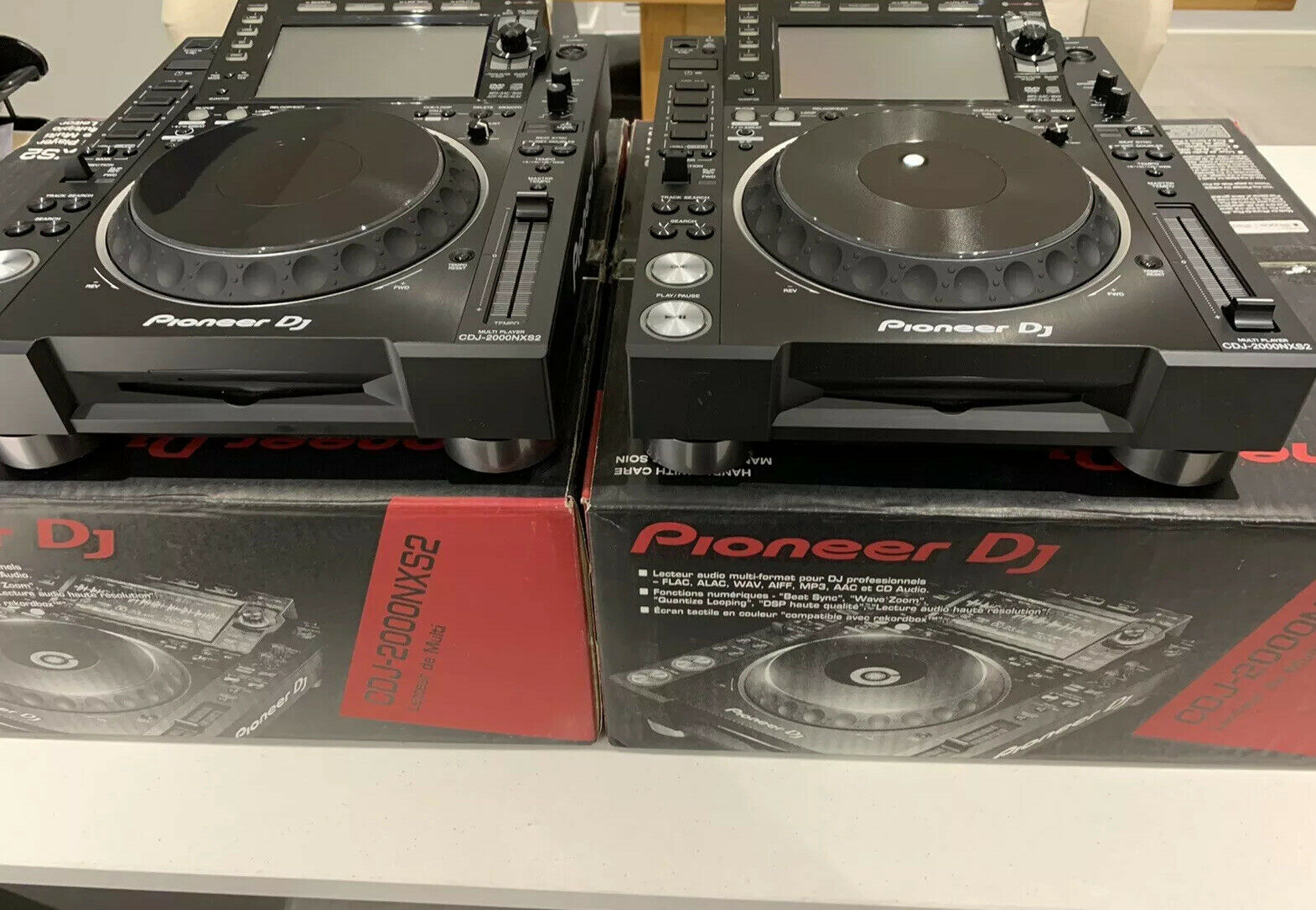 For sale 2x Pioneer CDJ-2000nxs plus 1 DJM-900nxs