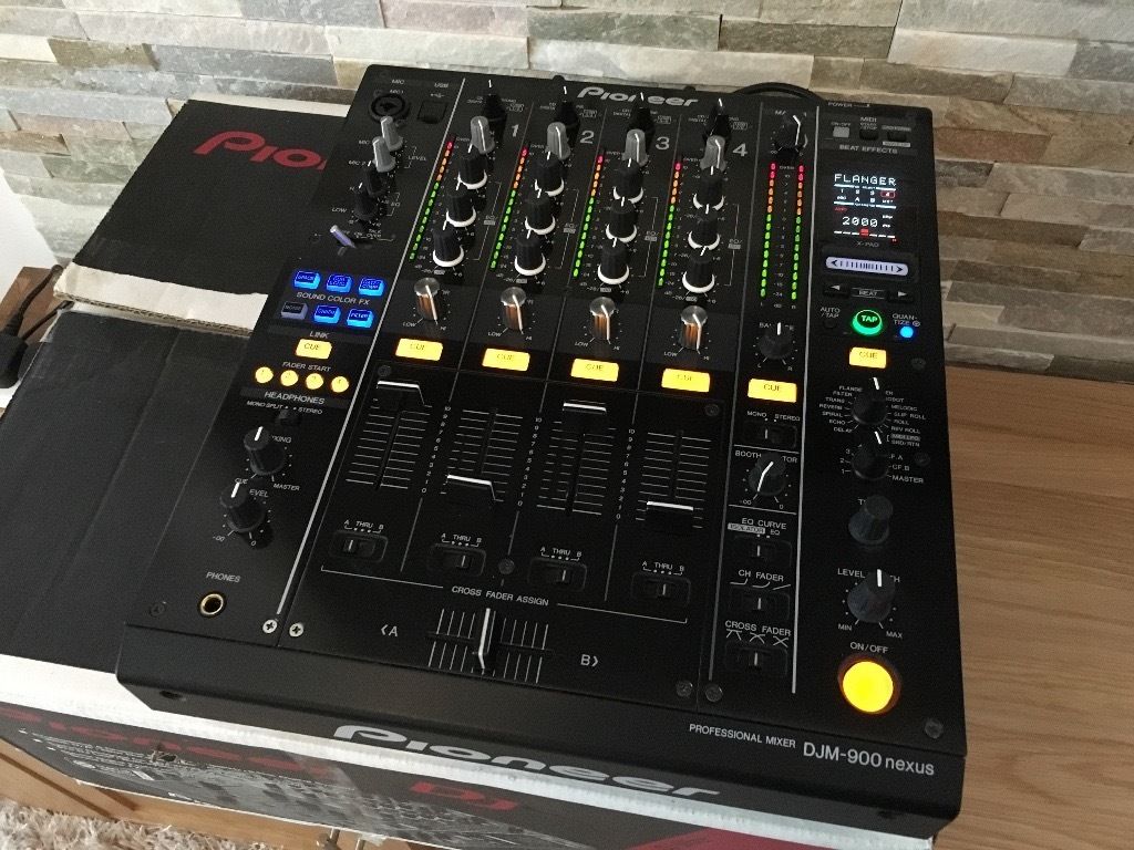 For sale 2x Pioneer CDJ-2000nxs plus 1 DJM-900nxs